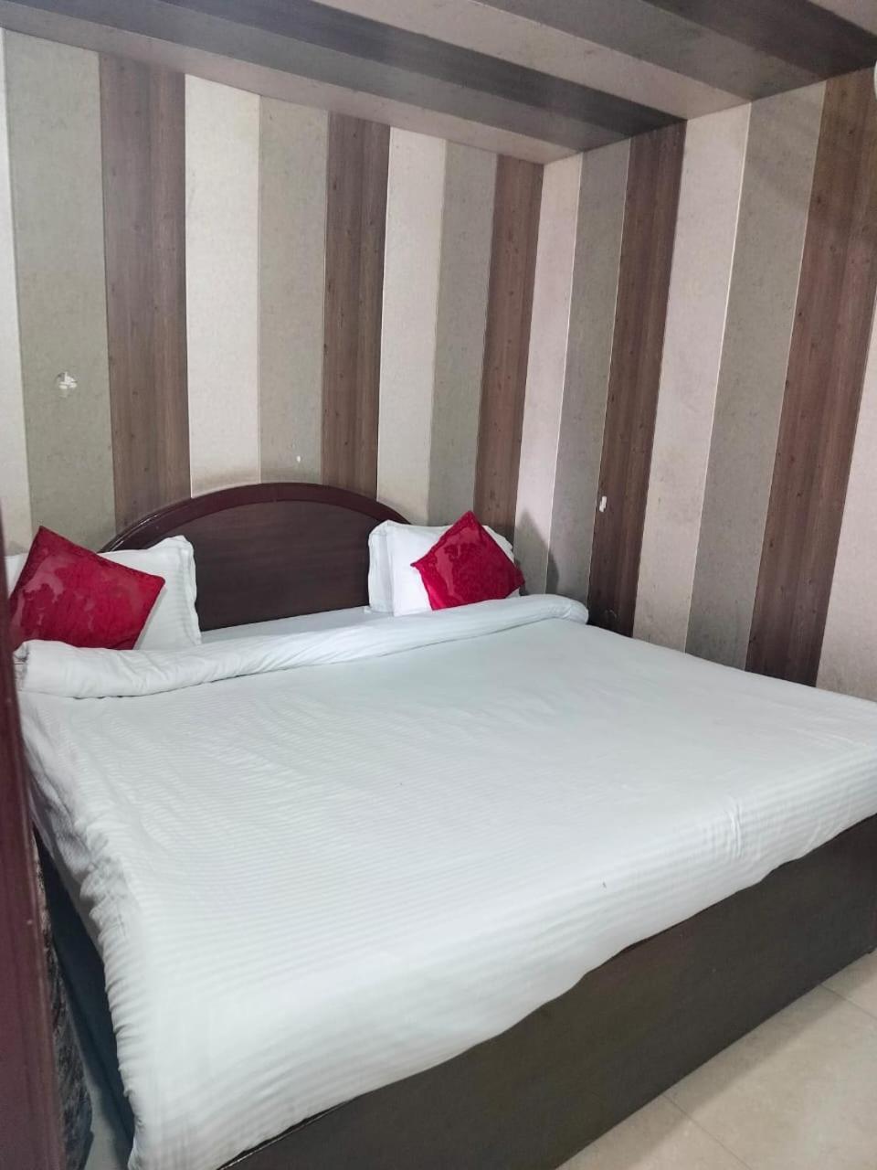 Hotel Surya Lake View Nainital Bagian luar foto