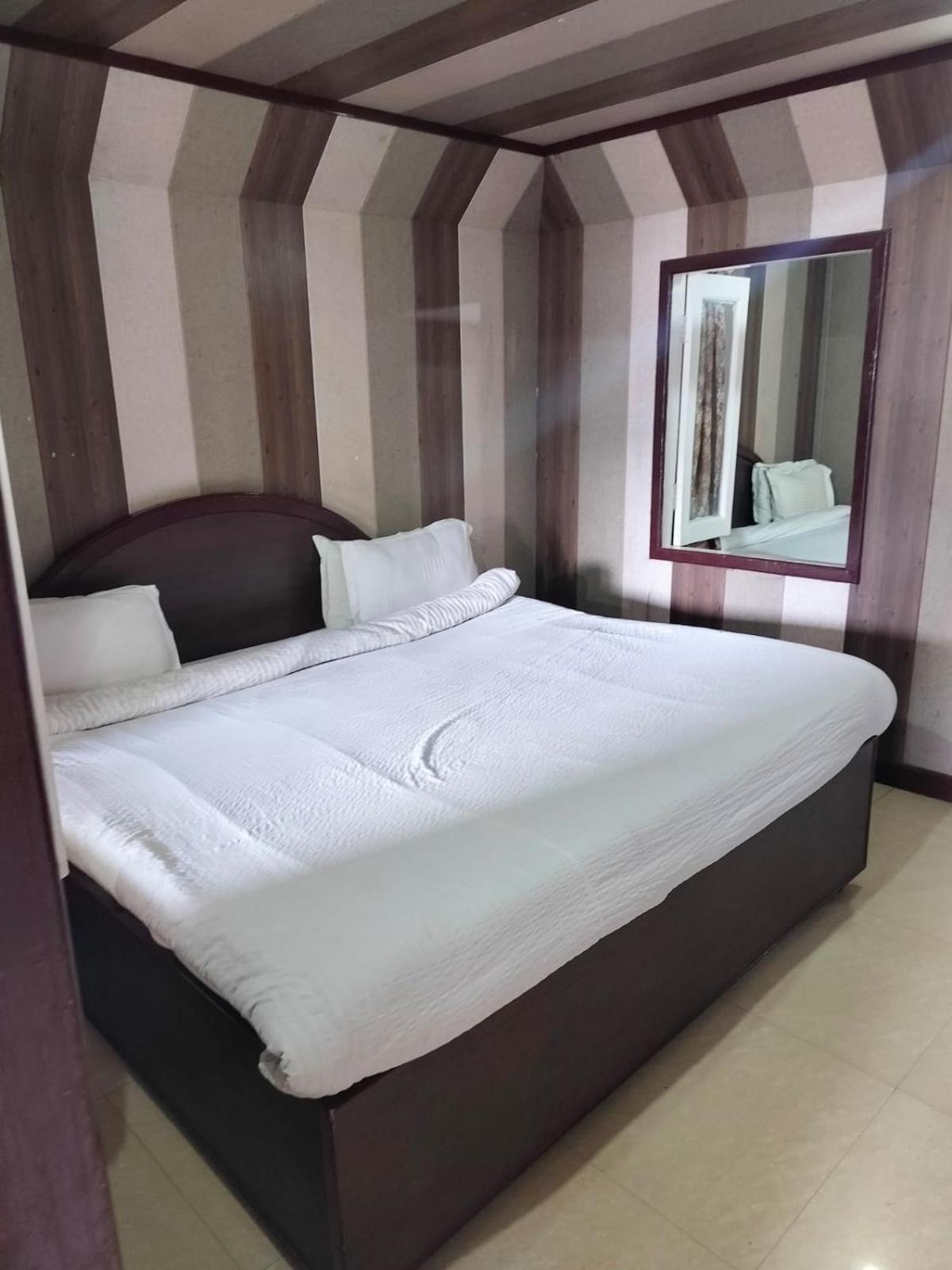 Hotel Surya Lake View Nainital Bagian luar foto